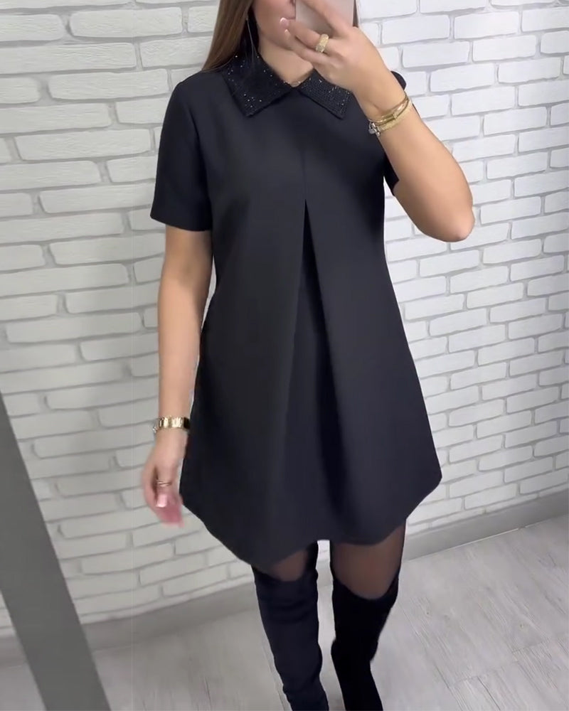 Elegante vestido de mujer con cuello alto.-ES
