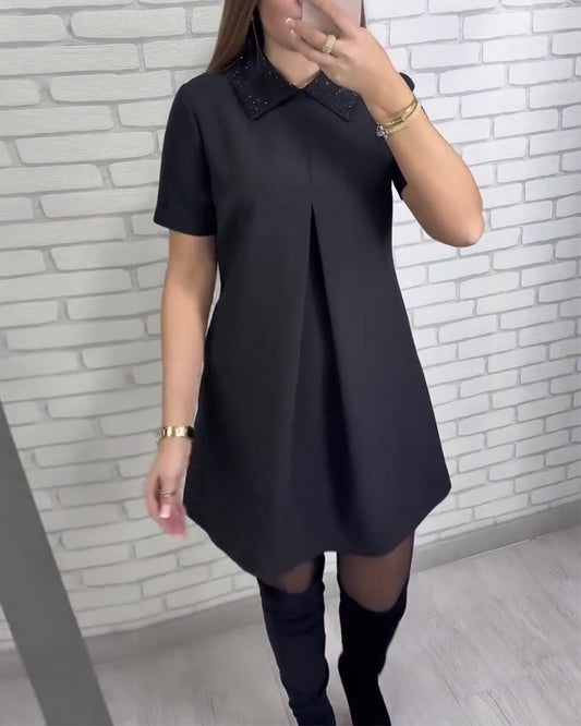 Elegante vestido de mujer con cuello alto.-ES