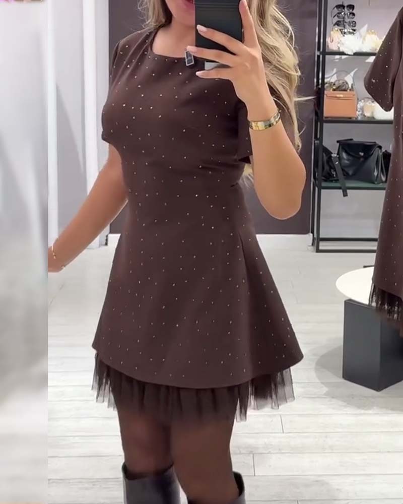 Eleganta, sijoča, mrežasta obleka z učinkom patchworka