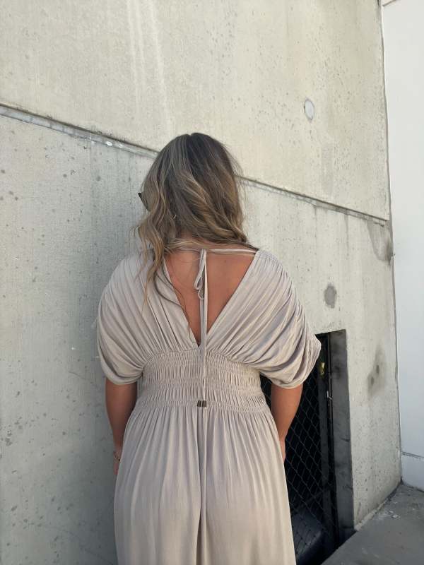Vestido largo con abertura y escote en pico-ES