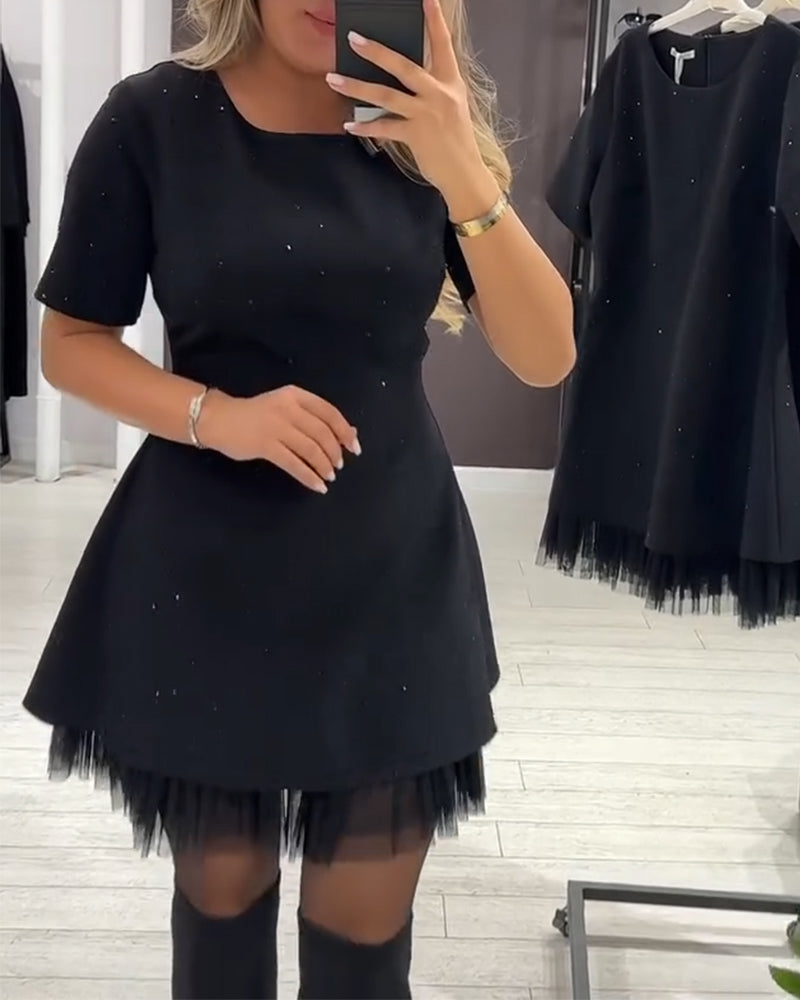 Eleganta, sijoča, mrežasta obleka z učinkom patchworka