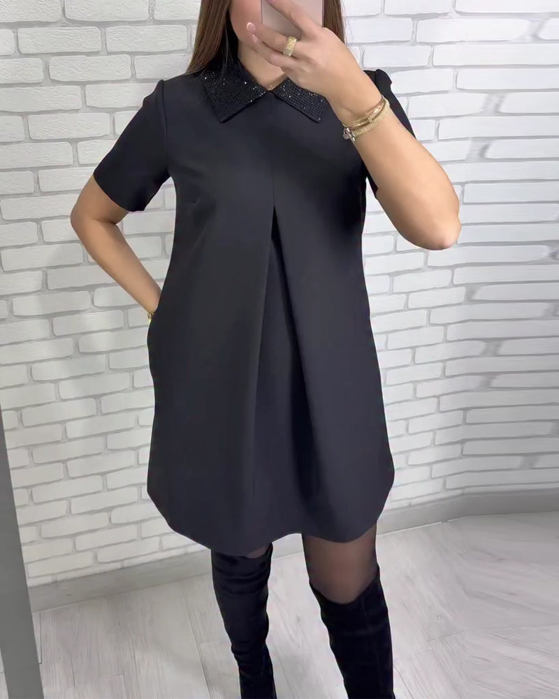 Elegante vestido de mujer con cuello alto.-ES