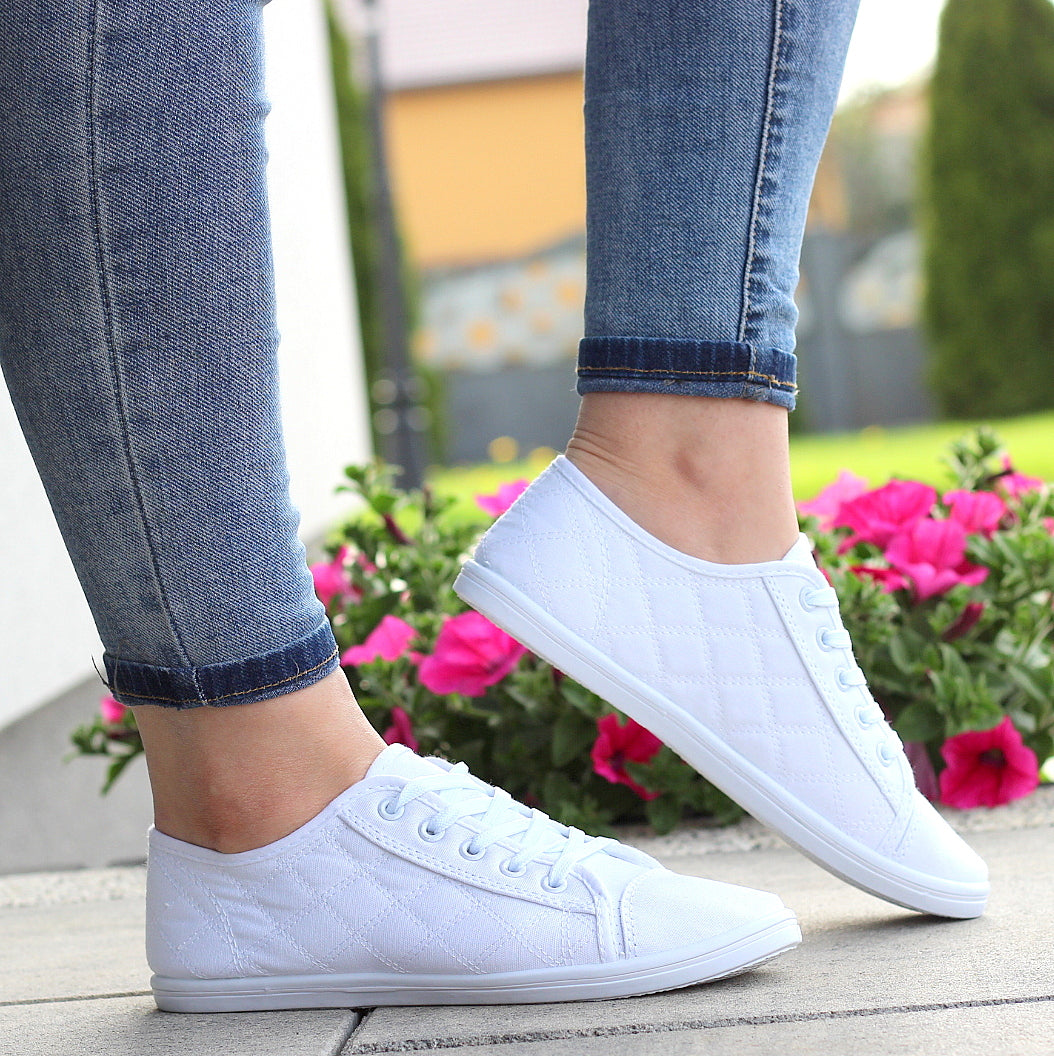 БЕЛИ ЕЛЕГАНТНИ КАПИТОНИРАНИ ТЕНИСКИ КЕЦОВЕ SLIM