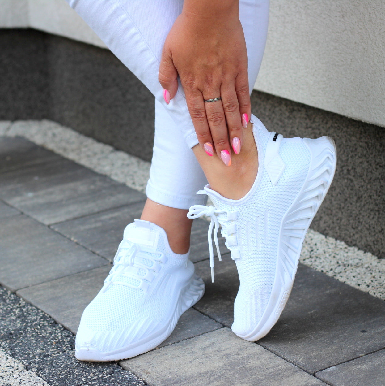 ДАМСКИ БЕЛИ ЕЛАСТИЧНИ СПОРТНИ ОБУВКИ ADIDAS С МОДНА ПОДМЕТКА FASHION
