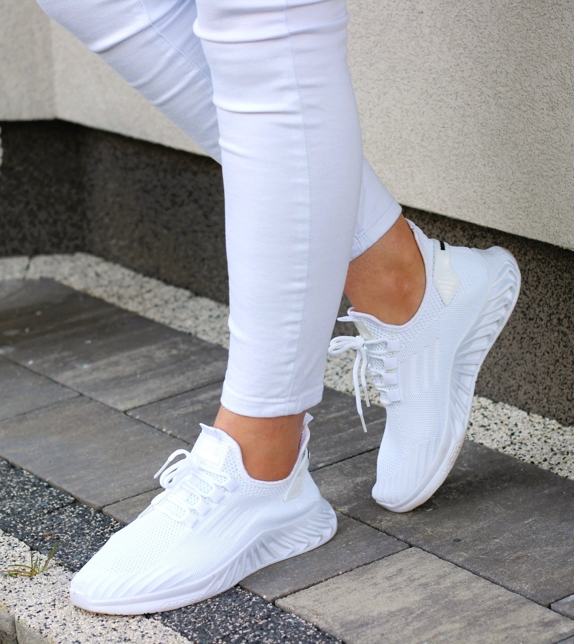 ДАМСКИ БЕЛИ ЕЛАСТИЧНИ СПОРТНИ ОБУВКИ ADIDAS С МОДНА ПОДМЕТКА FASHION