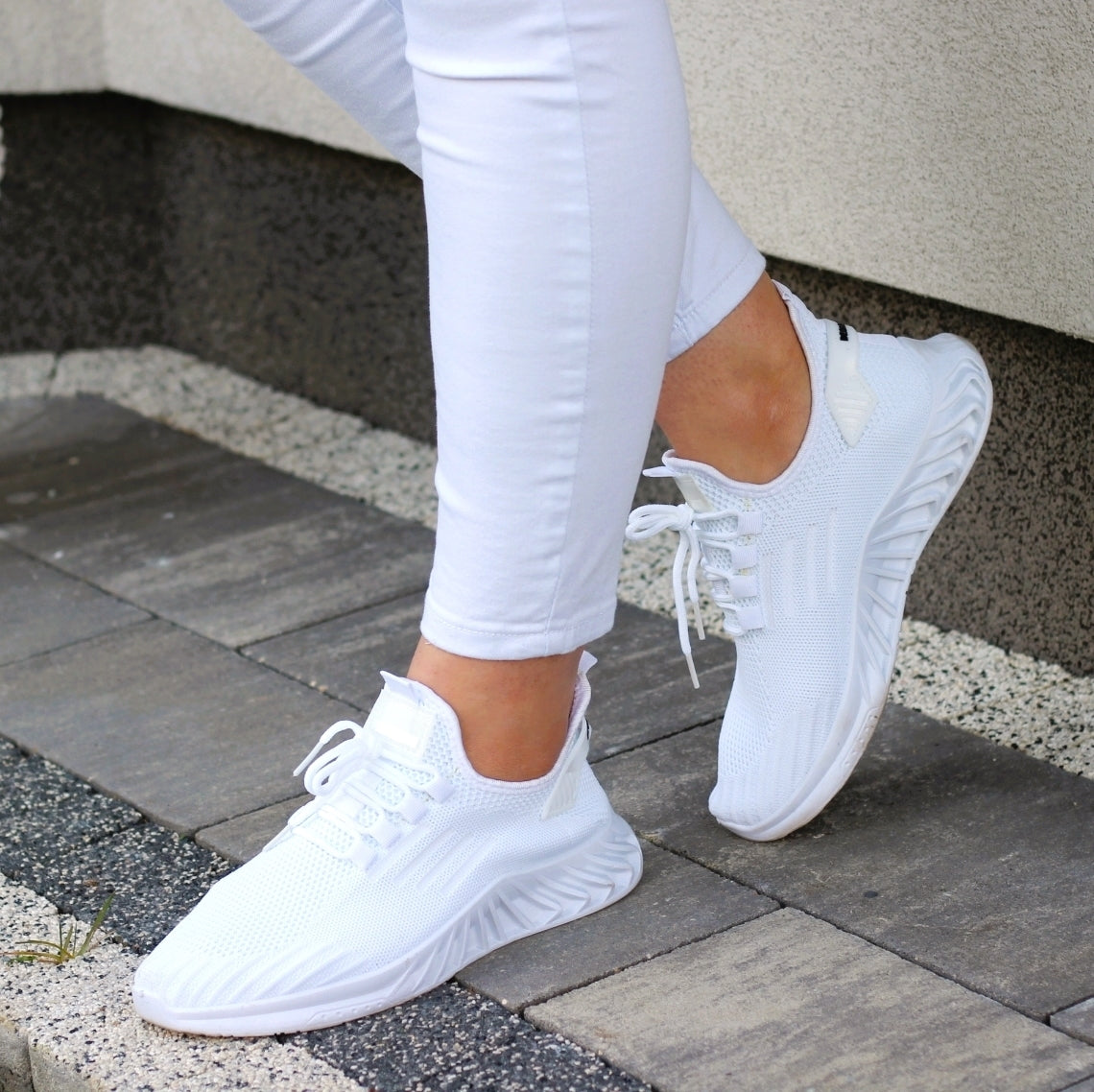 ДАМСКИ БЕЛИ ЕЛАСТИЧНИ СПОРТНИ ОБУВКИ ADIDAS С МОДНА ПОДМЕТКА FASHION