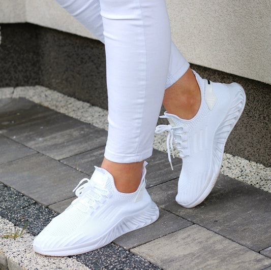 ДАМСКИ БЕЛИ ЕЛАСТИЧНИ СПОРТНИ ОБУВКИ ADIDAS С МОДНА ПОДМЕТКА FASHION