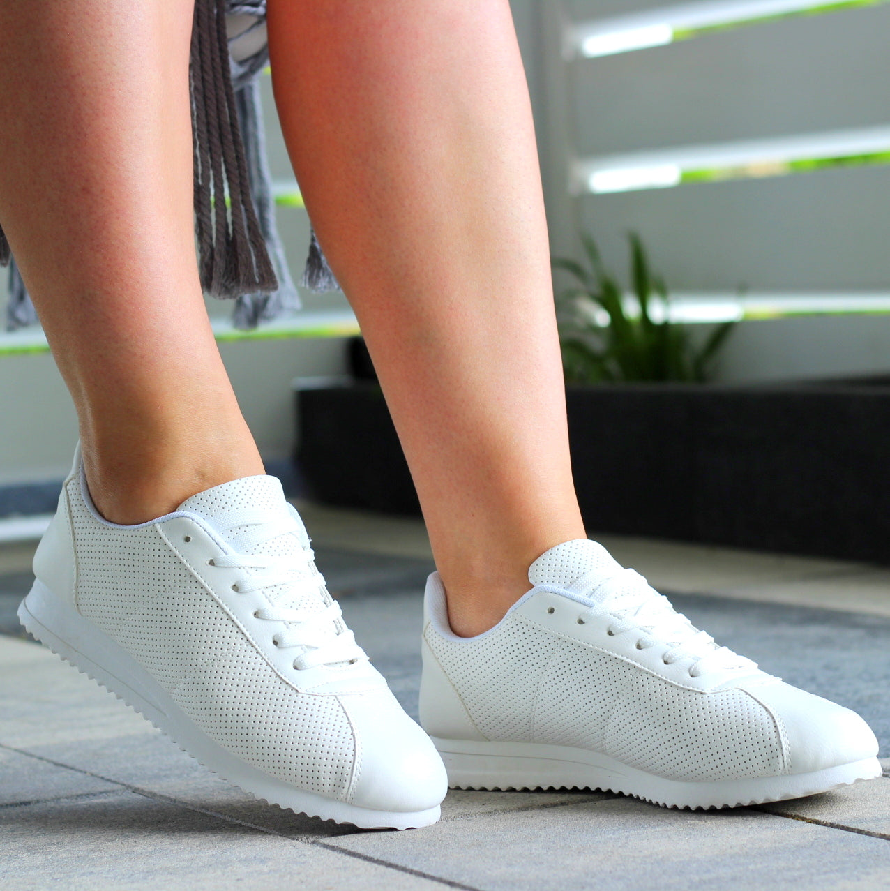 БЕЛИ Дамски СПОРТНИ ОБУВКИ ЛЕКИ КОЖЕНИ АДИДАС