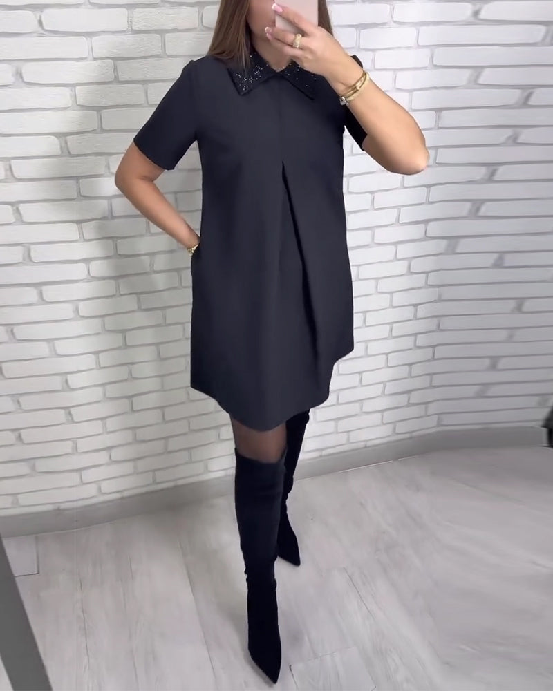 Elegante vestido de mujer con cuello alto.-ES