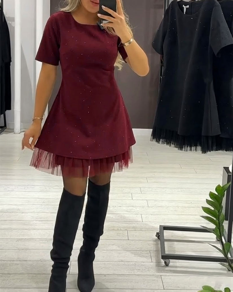 Eleganta, sijoča, mrežasta obleka z učinkom patchworka