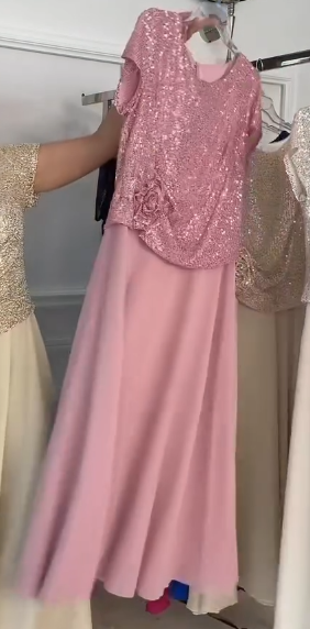 Sukienka z krótkim rękawem, ozdobiona cekinami i kwiatami na gorsecie.