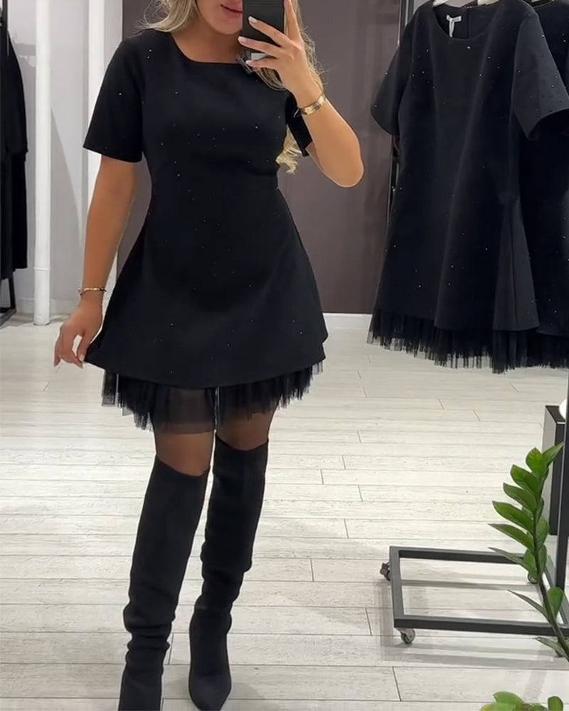 Eleganta, sijoča, mrežasta obleka z učinkom patchworka