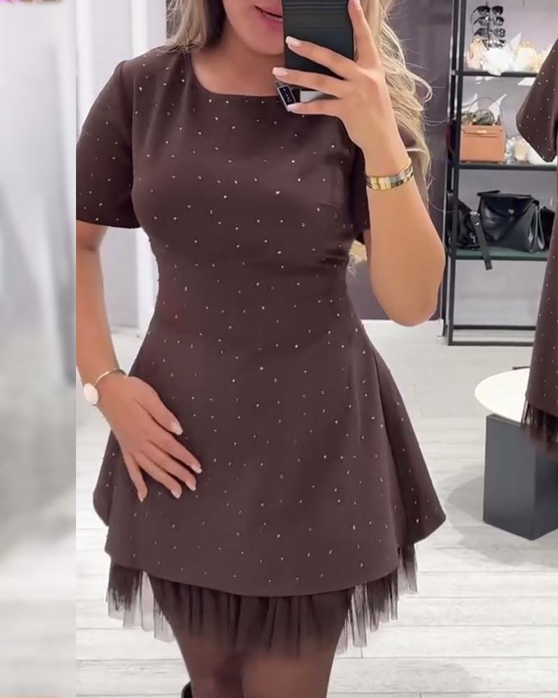 Eleganta, sijoča, mrežasta obleka z učinkom patchworka