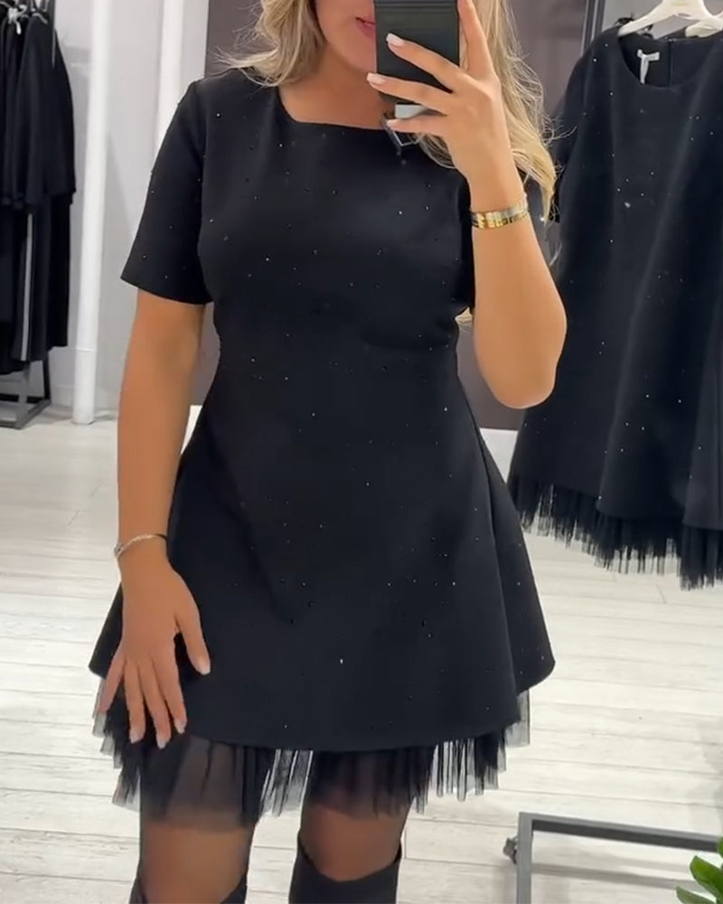 Eleganta, sijoča, mrežasta obleka z učinkom patchworka