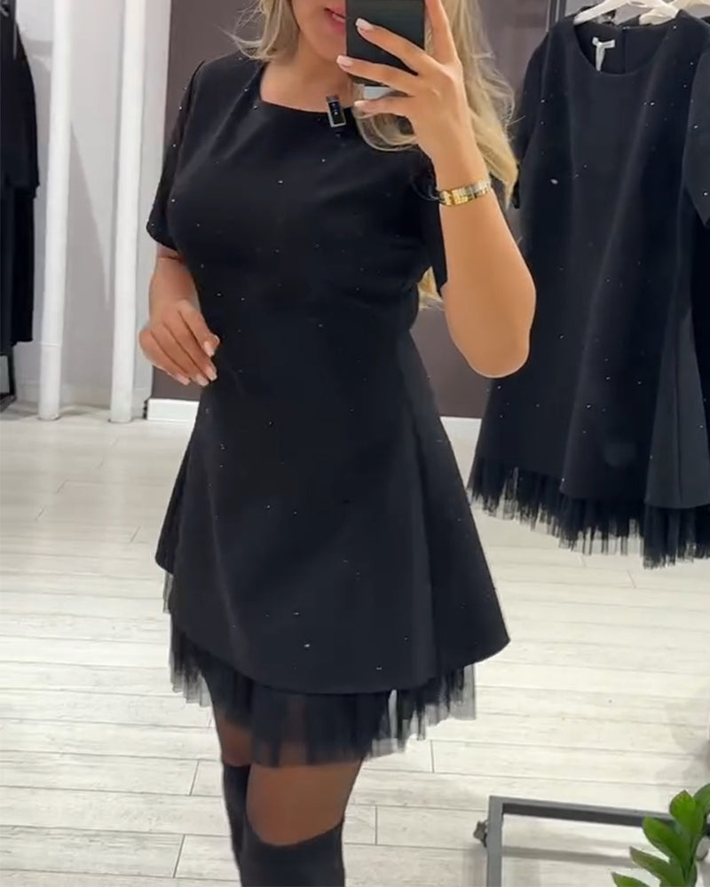 Eleganta, sijoča, mrežasta obleka z učinkom patchworka