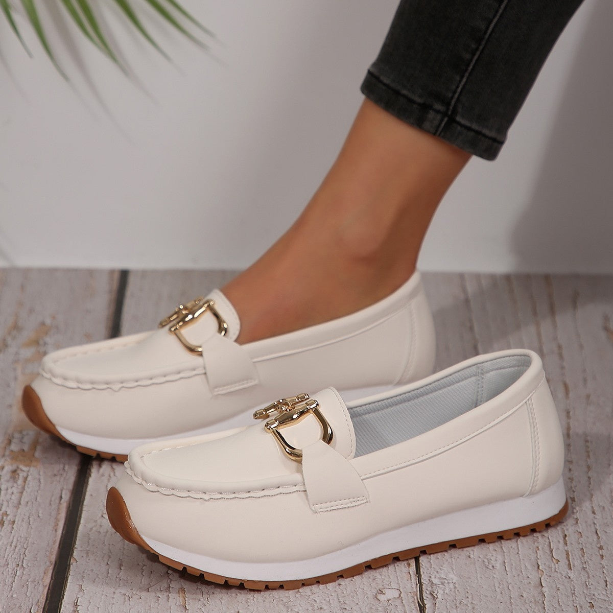 Damskie buty wsuwane Casual z metaliczną klamrą