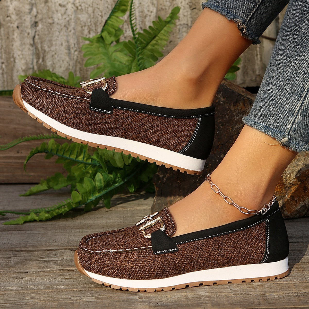 Damskie buty wsuwane Casual z metaliczną klamrą