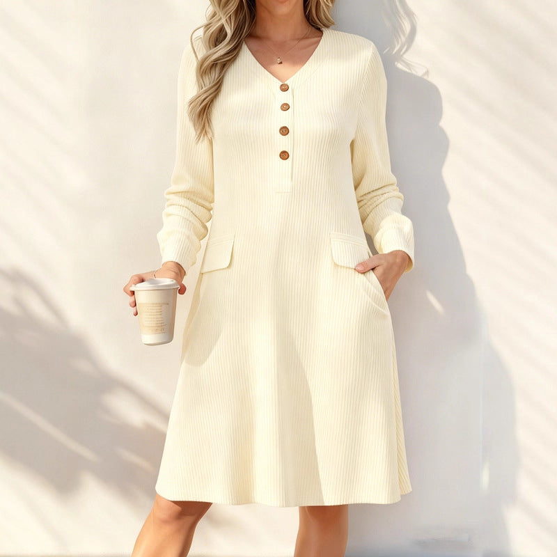 👗 Sukienka dzianinowa w pionowe paski i dekolt w serek dla kobiet